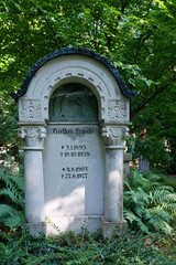 Gottes Friede als Inschrift in einem schönen Grabstein auf einem alten Friedhof in Landsberg Lech © Blende8