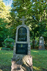 sehr alte schöne Grabsteine mit Inschriften auf einem alten Friedhof in Landsberg Lech © Blende8