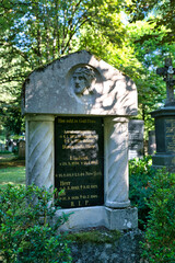 Hier ruht in Gott schöne Inschrift auf einem Grabstein auf einem alten Friedhof in Landsberg Lech © Blende8
