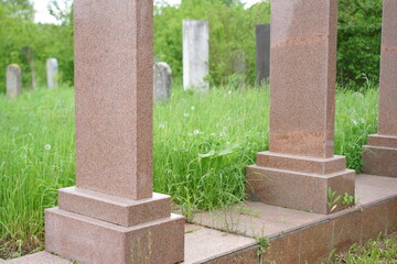 Obraz premium Old cemetery with grassy pathways and weathered gravestones in a serene natural setting