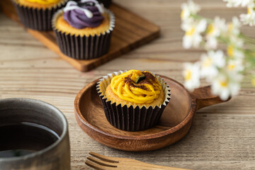 テーブルの上のケーキ