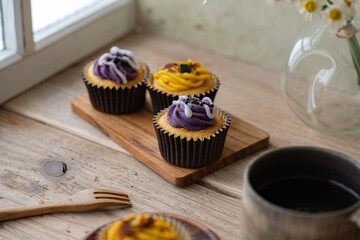 テーブルの上のプチケーキ