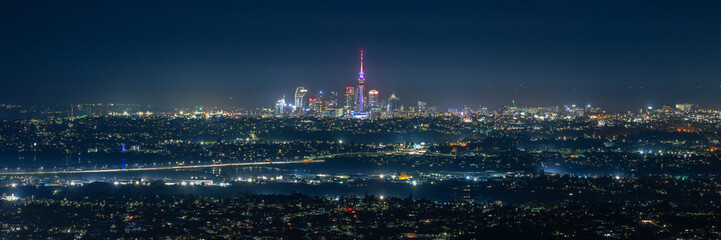 Naklejka premium ニュージーランド パーキンソン・ルックアウトから見えるオークランドの市街地の夜景とスカイタワー