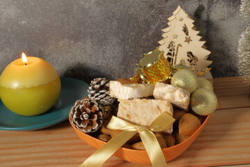 piñas decoradas navidad  turron 