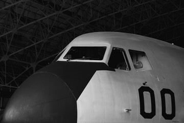 大型輸送機の操縦席の窓