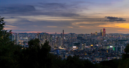Seoul bei Nacht: Atemberaubende Skyline im Licht des Sonnenuntergangs