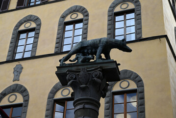 Fototapeta premium Sienne, Italie, 15 septembre 2025 : Statue de Romulus et Rémus avec la louve sur la Piazza Tolomei dans la ville de Sienne