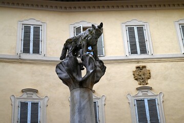 Fototapeta premium Sienne, Italie, 15 septembre 2025 : Statue en pierre de la Louve avec Romulus et Remus dans la ville de Sienne