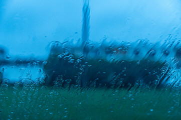 deszczowa pogoda i szyba mokra od deszczu © Henryk Niestrój