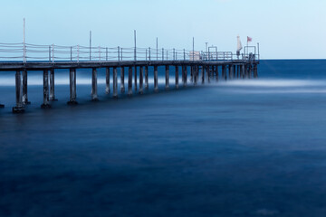 Obraz premium Red sea coast with big waves and diving pier on Egyptian resort on sunny day