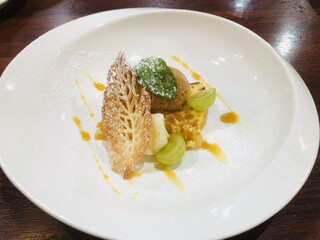 柑橘系のフルーツ入りのチーズケーキとキャラメルのアイスクリーム リーフ型クッキー添え