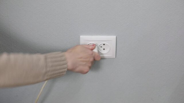 plug-in click when plugging an electrical plug into an electrical socket
