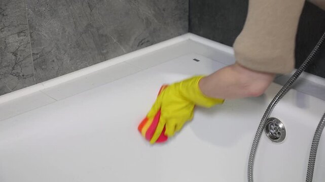 creaking of a sponge against the bathtub