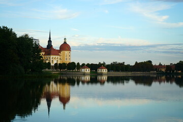 Blick zum Barockschloss Moritzburg in Sachsen