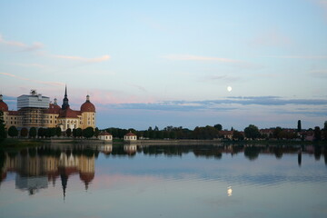 Blick zum Barockschloss Moritzburg in Sachsen