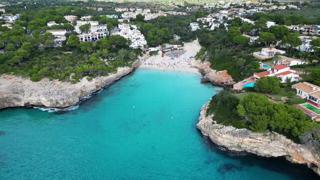 Drohnenaufnahme einer Bucht in Mallorca.