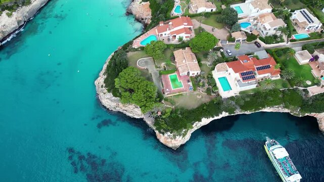 Villa mitten auf einem Felsen in Mallorca.