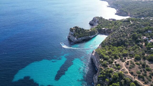 Boot f&auml;hrt an einer sch&ouml;nen Bucht in Mallorca vorbei.