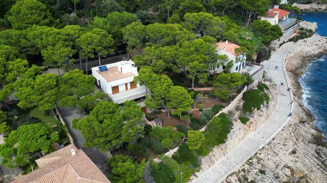 Villen in Mallorca am Felsen.