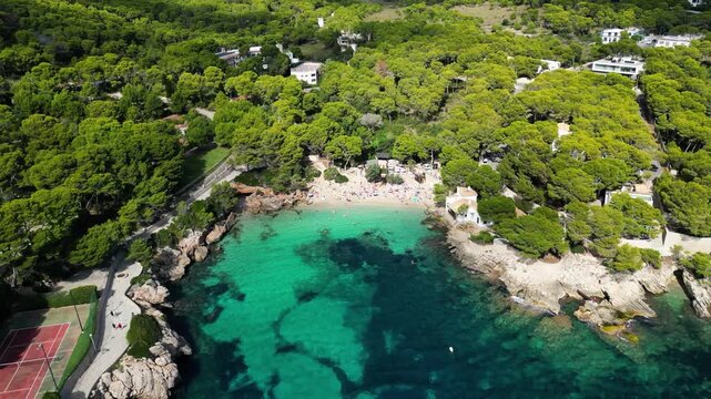 T&uuml;rkises Wasser in einer Bucht in Mallorca.