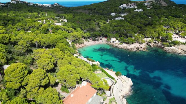 Sch&ouml;ne Bucht in Mallorca, umgeben von Natur.