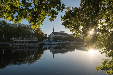 Obraz premium Promenade Ensoleillée le Long du Canal Saint-Félix à Nantes