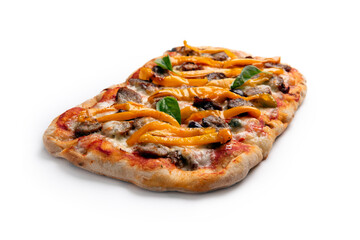 Pinsa romana condita con peperoni gialli e salsiccia, cibo italiano 