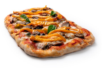 Pinsa romana condita con peperoni gialli e salsiccia, cibo italiano 