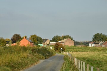 Route de campagne vers les premières maisons traditionnelles à Écaussinnes d'Enghien (Soignies) 