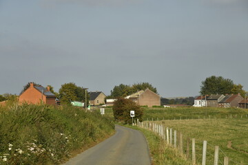 Route de campagne vers les premières maisons traditionnelles à Écaussinnes d'Enghien (Soignies) 