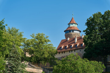  Blick vom Burggraben auf einen Teil der Kaiserburg in N&uuml;rnberg mit dem Sinwellturm mit Textfreiraum oben