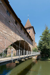  Ansicht der H&auml;ngebr&uuml;cke Kettensteg mit der Fronveste und dem Schlayerturm am Fluss Pegnitz in N&uuml;rnberg