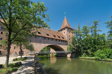  Ansicht der H&auml;ngebr&uuml;cke Kettensteg mit der Fronveste und dem Schlayerturm am Fluss Pegnitz in N&uuml;rnberg