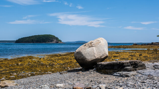 Ein r&auml;tselhafter Fels am Ufer des Sees von Bar Harbor