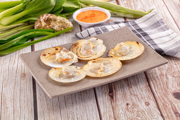 Grilled scallops with cream cheese