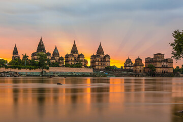 Obraz premium Orchha, India , Royal Chhatris or Cenotaphs are the historical monuments situated on the banks of River Betwa in Orchha, Madhya Pradesh, India