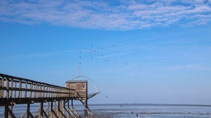 Pêcherie traditionnelle sur pilotis pour la pêche au carrelet en bord de mer en Loire atlantique en France entre les Moutiers-en-Retz et la Bernerie-en-Retz