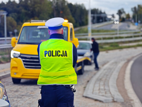 Policjant w trakcie czynności na drodze.nholowanie samochodu 