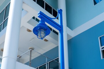 Naklejka premium exterior of modern building and blue lamp post 