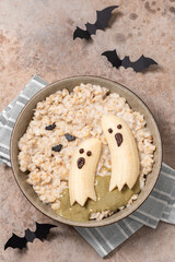 A bowl of cereal with bananas and chocolate chips
