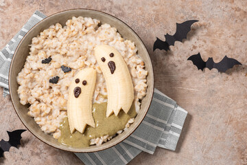 A bowl of cereal with bananas and chocolate chips