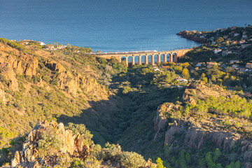 Un TGV circule sur le Viaduc d'Anth&eacute;or au sud de la France