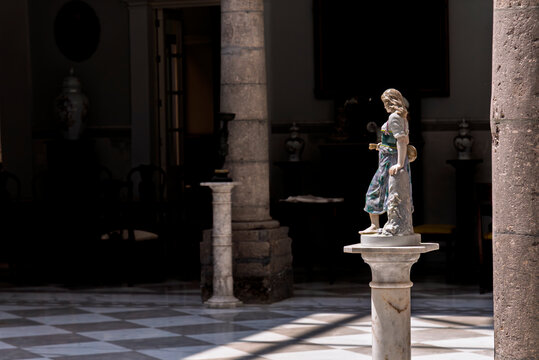 mujer, estatua, antique, retro, house of god, viejo, religiones, gente, arte, escultura, beldad, arquitectura, cristaleras, historia, antiguas, foto, moda, ni&ntilde;o, familia