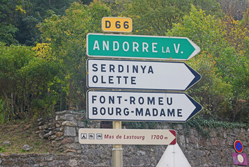Panneaux de directions : Andorre la Vieille, Serdinya, Olette, Font-Romeu, Bourg-Madame dans les Pyr&eacute;n&eacute;es orientales, Roussillon, Occitanie, France.
