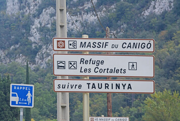 Panneaux de directions : massif du Canigou, refuge les Cortalets, suivre Taurinya dans les Pyr&eacute;n&eacute;es orientales, Roussillon, Occitanie, France.