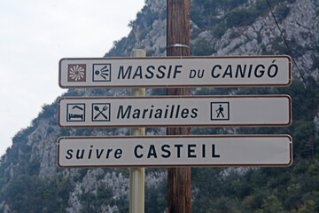 Panneaux de directions : massif du Canigou, Mariailles, Casteil dans les Pyr&eacute;n&eacute;es orientales, Roussillon, Occitanie, France.