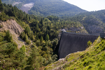 Vista della diga del Vajont, famosa per il disastro, a Longarone, Italia
