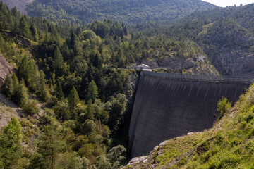Vista della diga del Vajont, famosa per il disastro, a Longarone, Italia