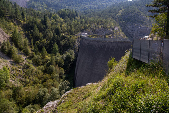 Vista della diga del Vajont, famosa per il disastro, a Longarone, Italia