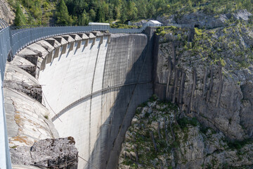 Vista della diga del Vajont, famosa per il disastro, a Longarone, Italia